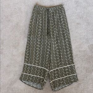 Hem & Thread Wide-Leg Cropped Pants